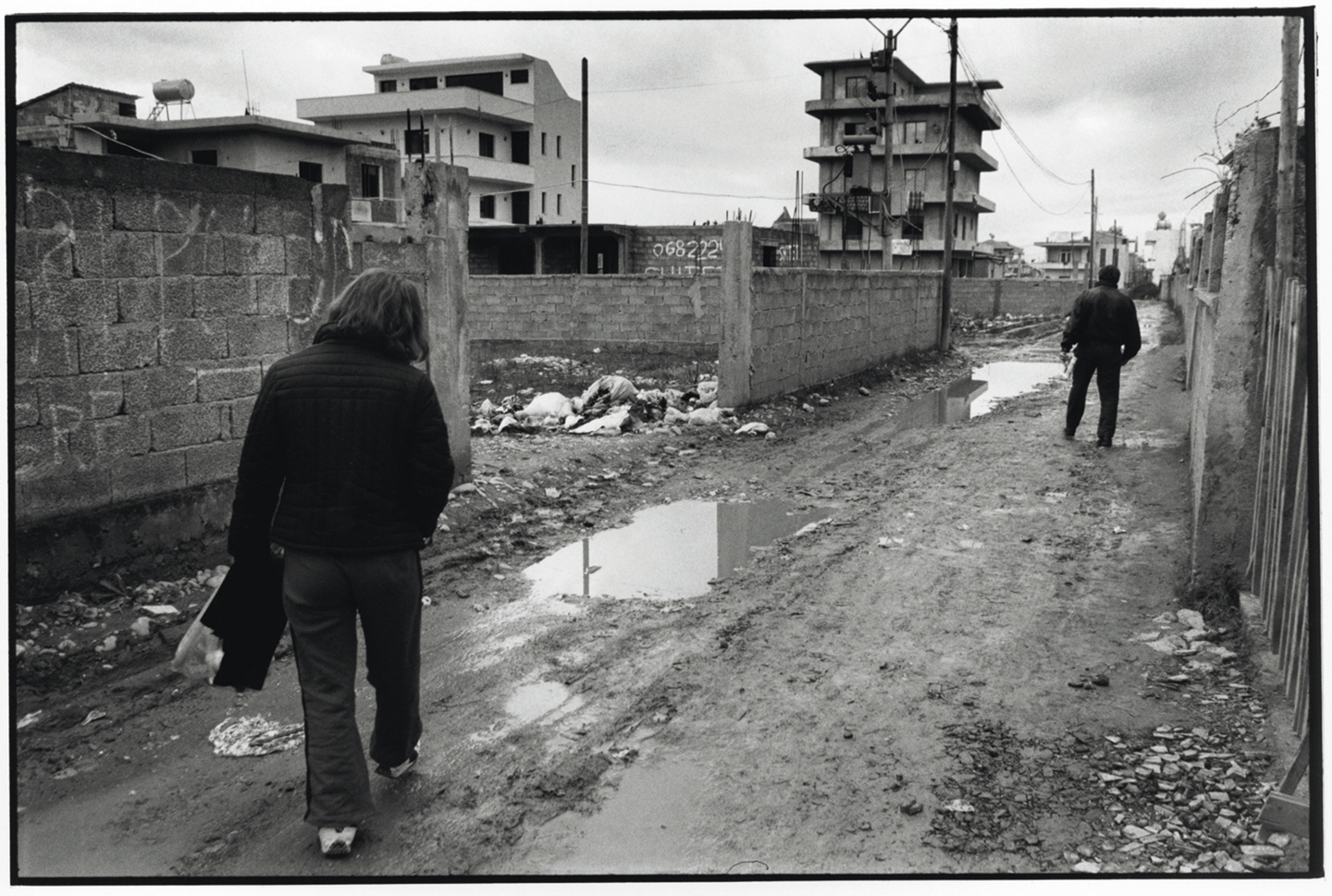 Silda terug in Albanië, waar zij met twee andere slachtoffers van vrouwenhandel samenwoont, 2004.