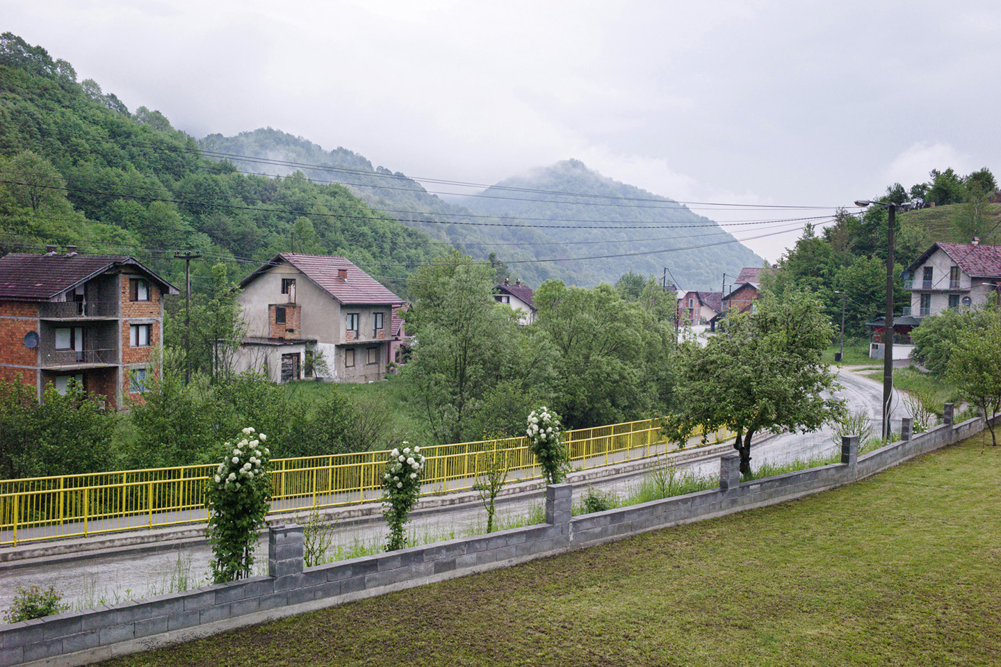 Uitzicht op de weg van Srebrenica naar Potočari vanuit het huis van Alma Mustafić’ moeder. Over deze weg vluchtte haar familie in 1995 samen met duizenden anderen naar de VN-compound van Dutchbat, in de hoop op bescherming.