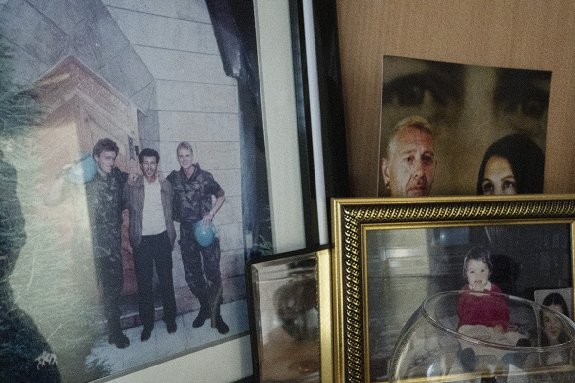 Fotolijstjes van Alma Mustafić’ vader Rizo in haar ouderlijk huis.