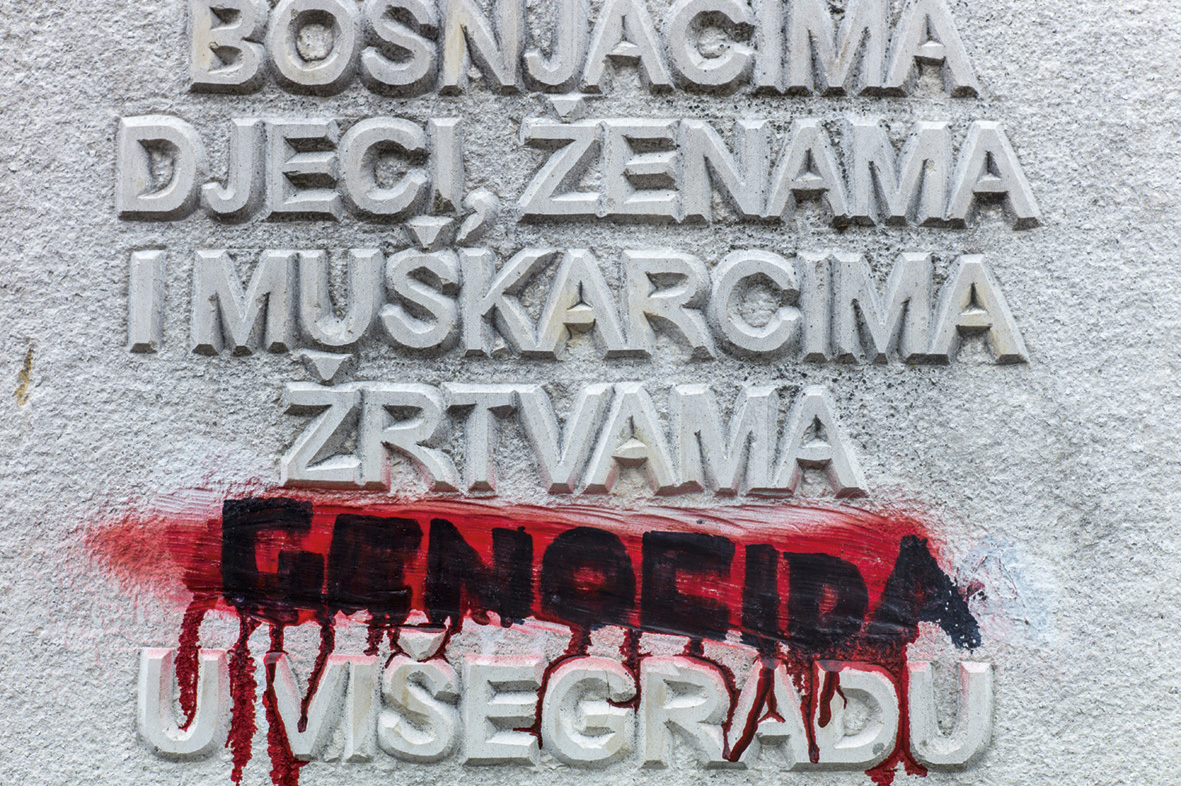 Een gedenksteen op een begraafplaats in het nu vrijwel volledig Servische stadje Višegrad, dat tijdens de oorlog etnisch gezuiverd is.