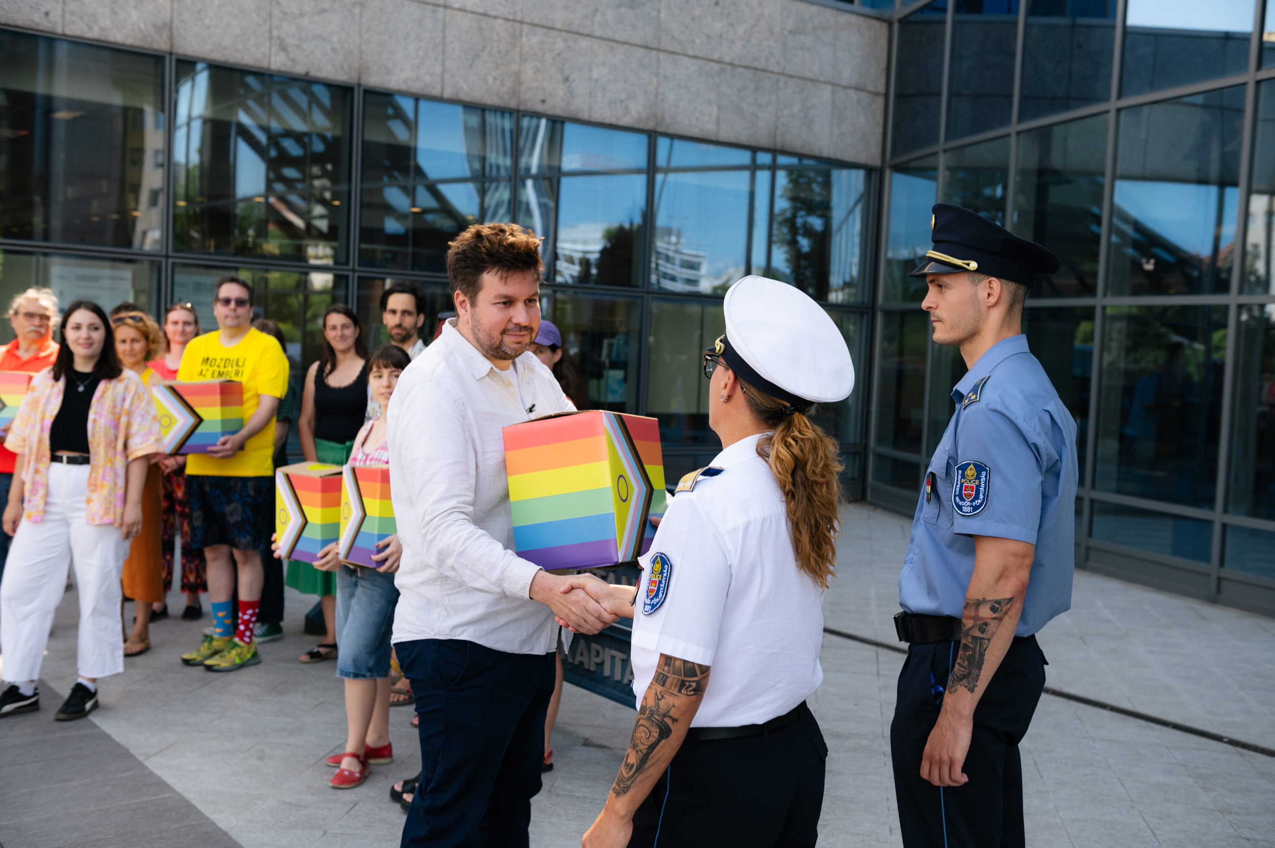 Overhandiging van petitie door David Vig van Amnesty Hongarije aan de politie.
