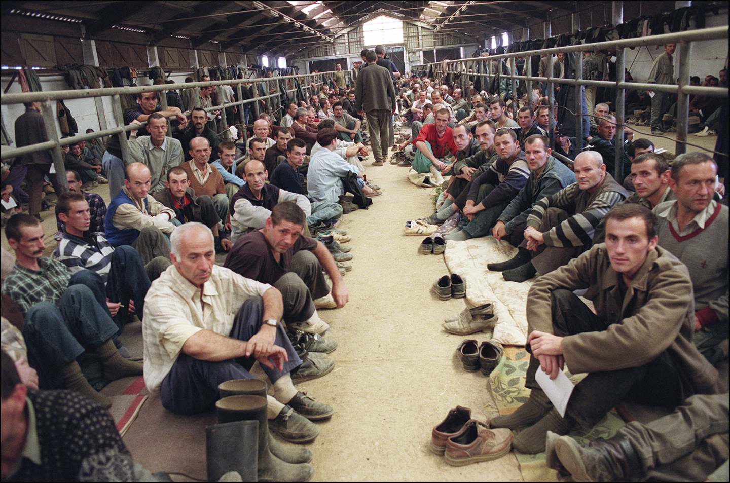Bosnische soldaten worden door het Servische leger vastgehouden in een voormalige boerderij die als gevangenis diende (1992).