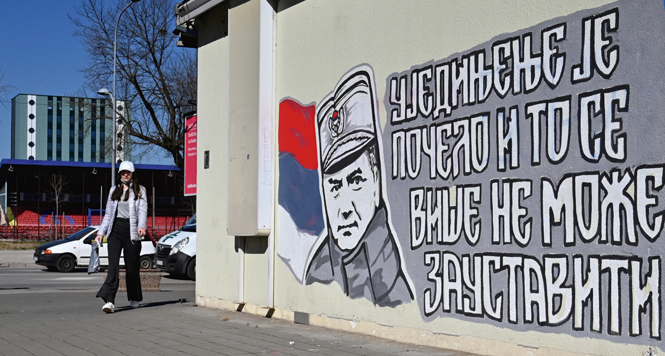 Een muurschildering verheerlijkt oorlogsmisdadiger Ratko Mladić in Banja Luka, Republika Srpska (2022).