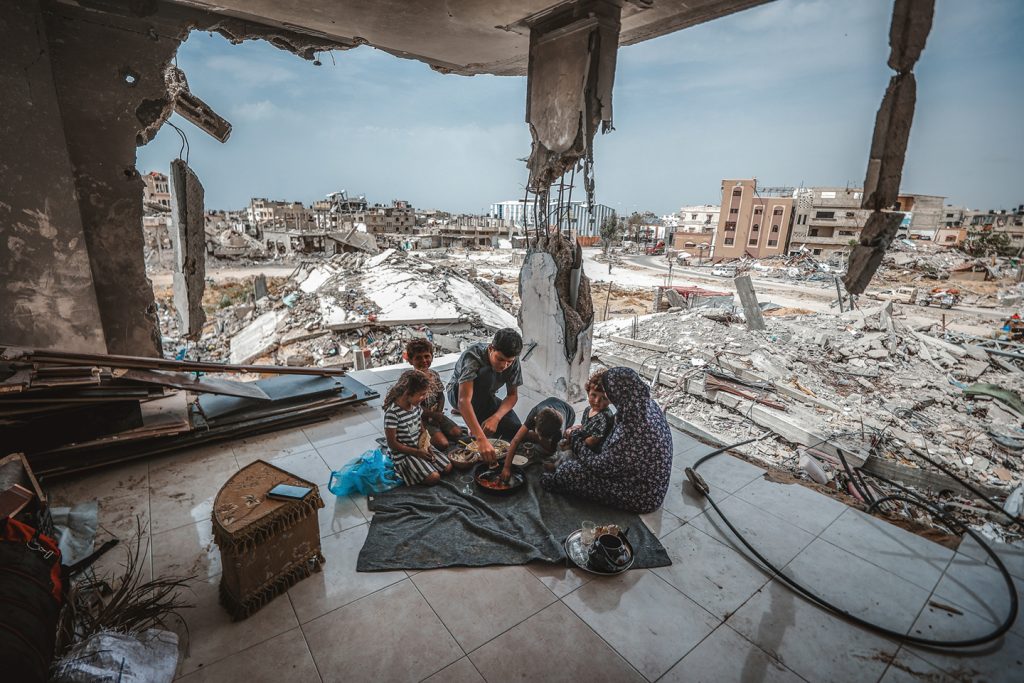 Palestinians returning to Khan Yunis try to hold on to life