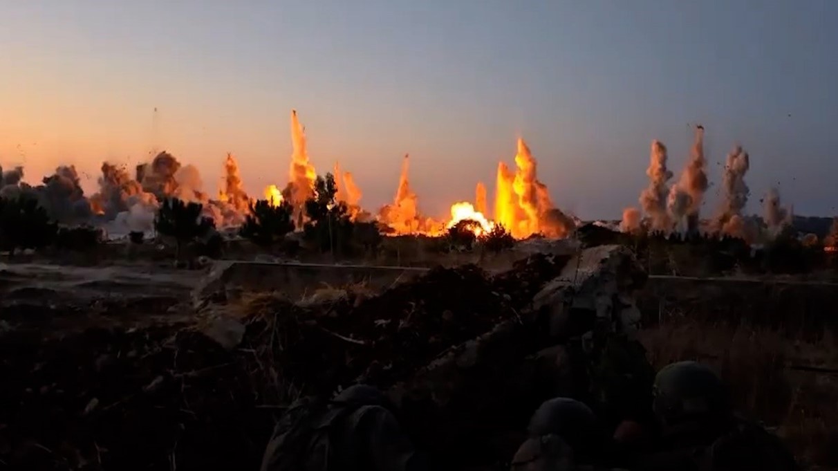 Met de hand gelegde explosieven vernietigen een groot deel van Dhayra terwijl Israëlische soldaten toekijken - frame uit video.