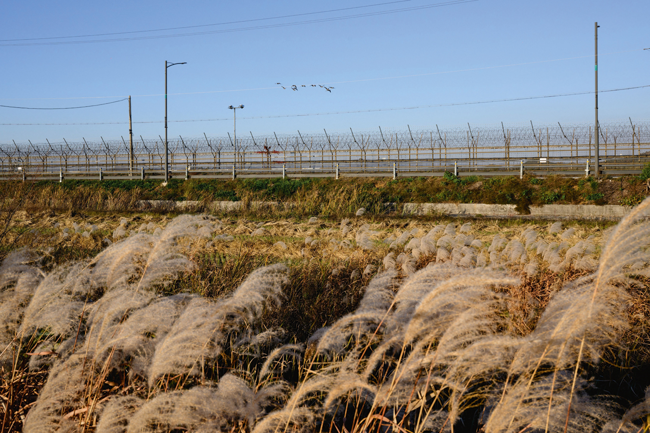Op het grenseiland Ganghwa worden bewoners ‘gebombardeerd’ met geluid van schoten en gegil, om ze te ontmoedigen daar te wonen. © Anthony Wallace/ ANP