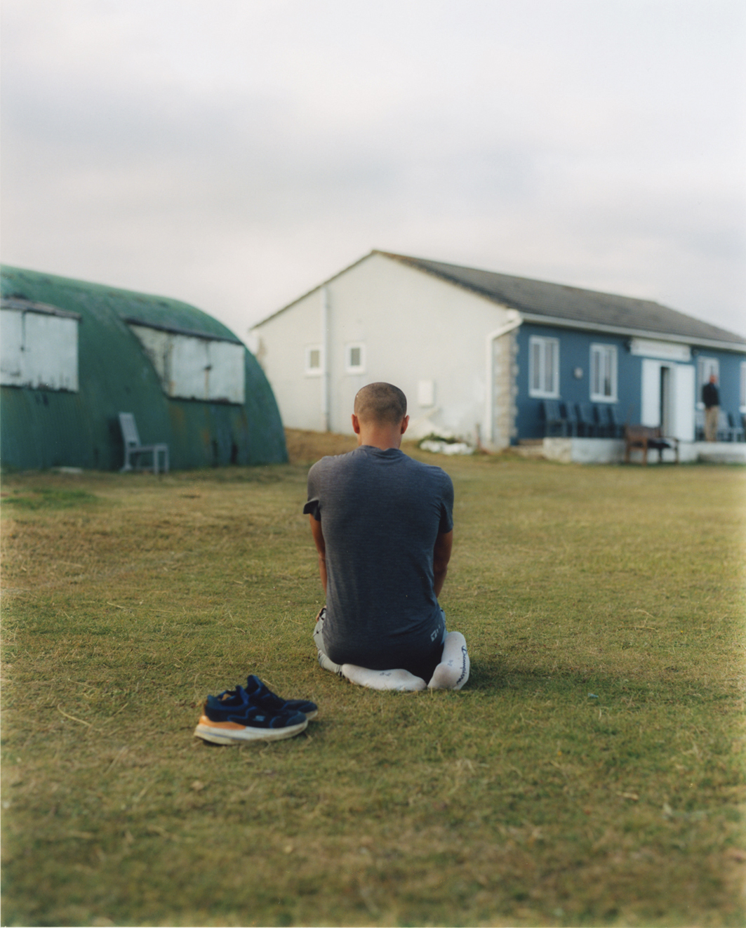 Saeed uit Afghanistan neemt een momentje om te bidden voor zijn crickettraining.