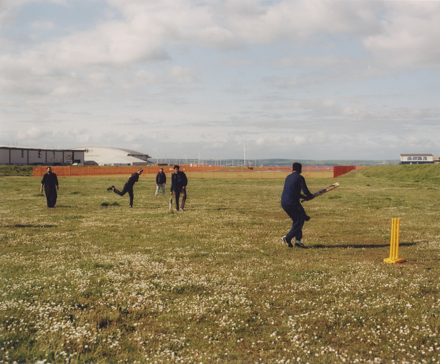 Enkele Afghaanse jongens, net aangekomen op de boot, spelen samen cricket. Later zouden ze gaan meespelen met de plaatselijke Portland Red Triangle Cricket Club.