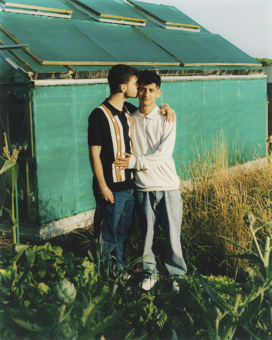 Davide (rechts), uit Colombia, en zijn vriendje Reece op een zomerbarbecue voor de asielzoekers op de boot die hadden geholpen met het uitgraven van een tuinvijver. Verderop vond diezelfde dag een gewelddadige anti-immigratiedemonstratie plaats.