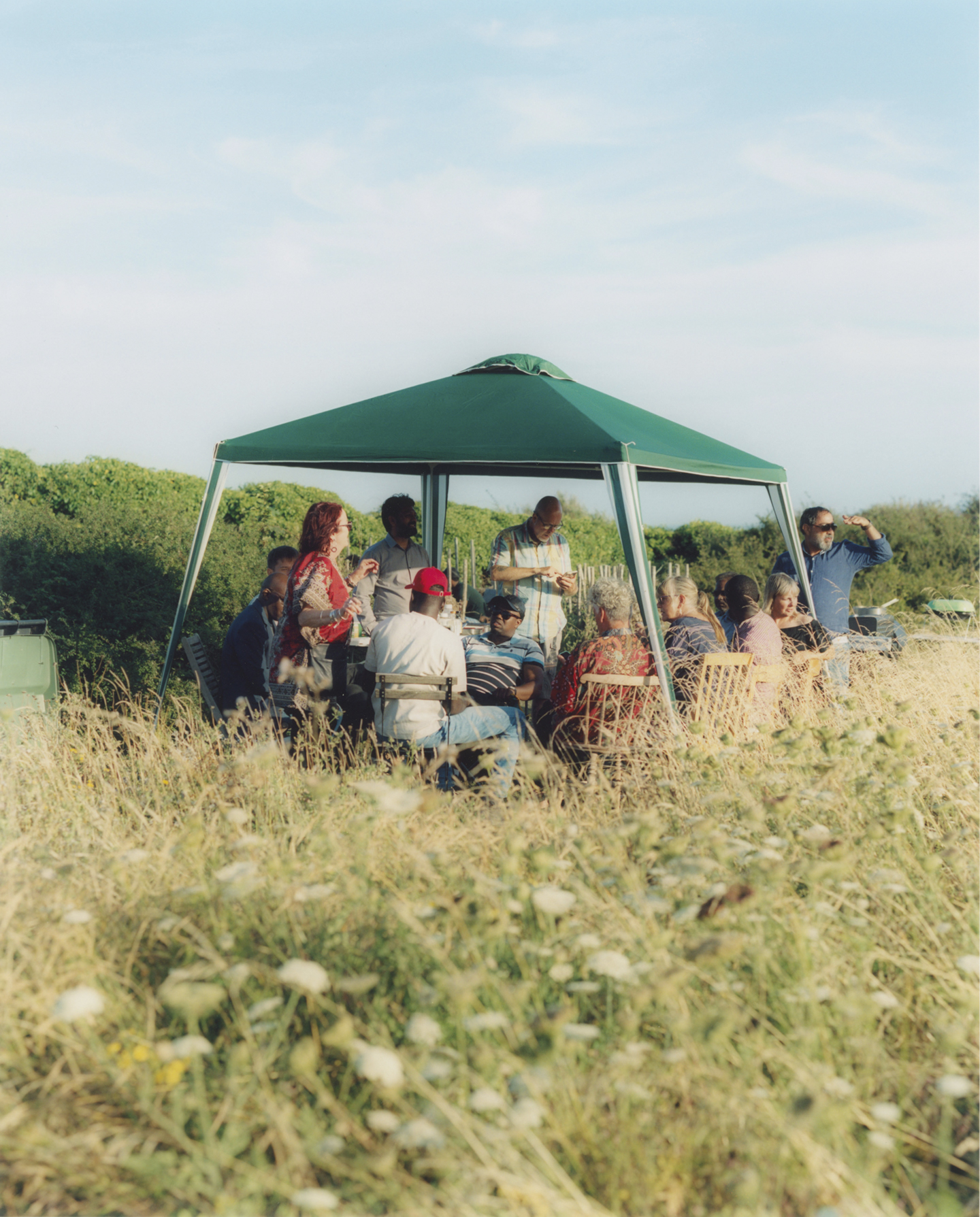 Plaatselijke inwoners en asielzoekers genieten samen van de zomerbarbecue.