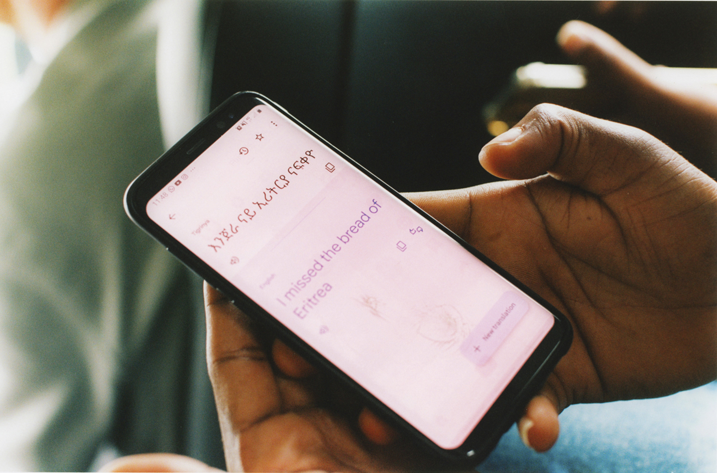 Google Translate vormde een onmisbare brug tussen de inwoners van Portland en de asielzoekers. Hier vertaalt een Eritreeër ‘Ik miste het brood van Eritrea’.