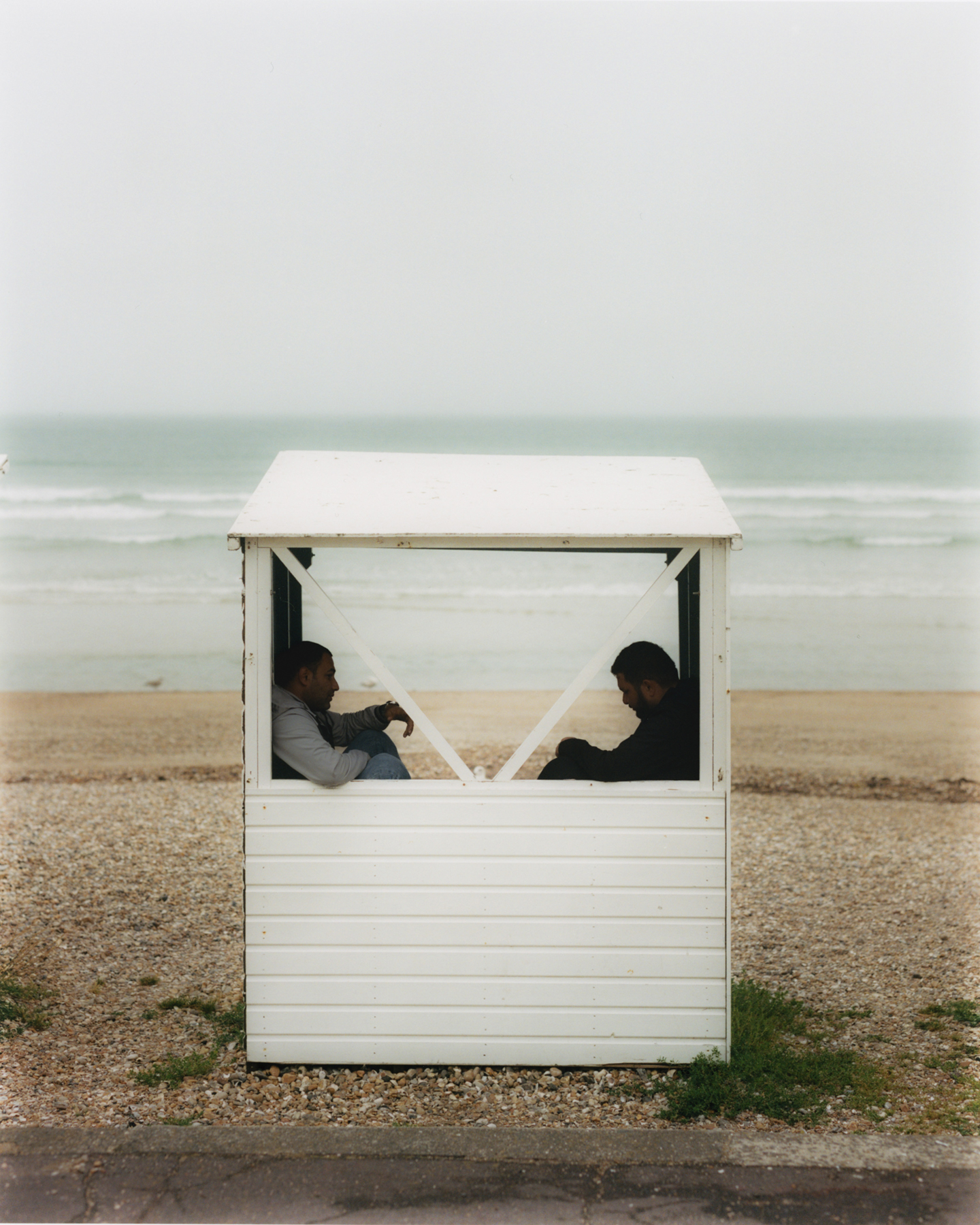 Omdat asielzoekers in het Verenigd Koninkrijk niet mogen werken, zijn ze gedwongen lange tijd niets te doen, wachtend tot ze worden ondervraagd over hun aanvraag. Deze mannen doden de tijd in een strandhuisje op het strand van Weymouth.