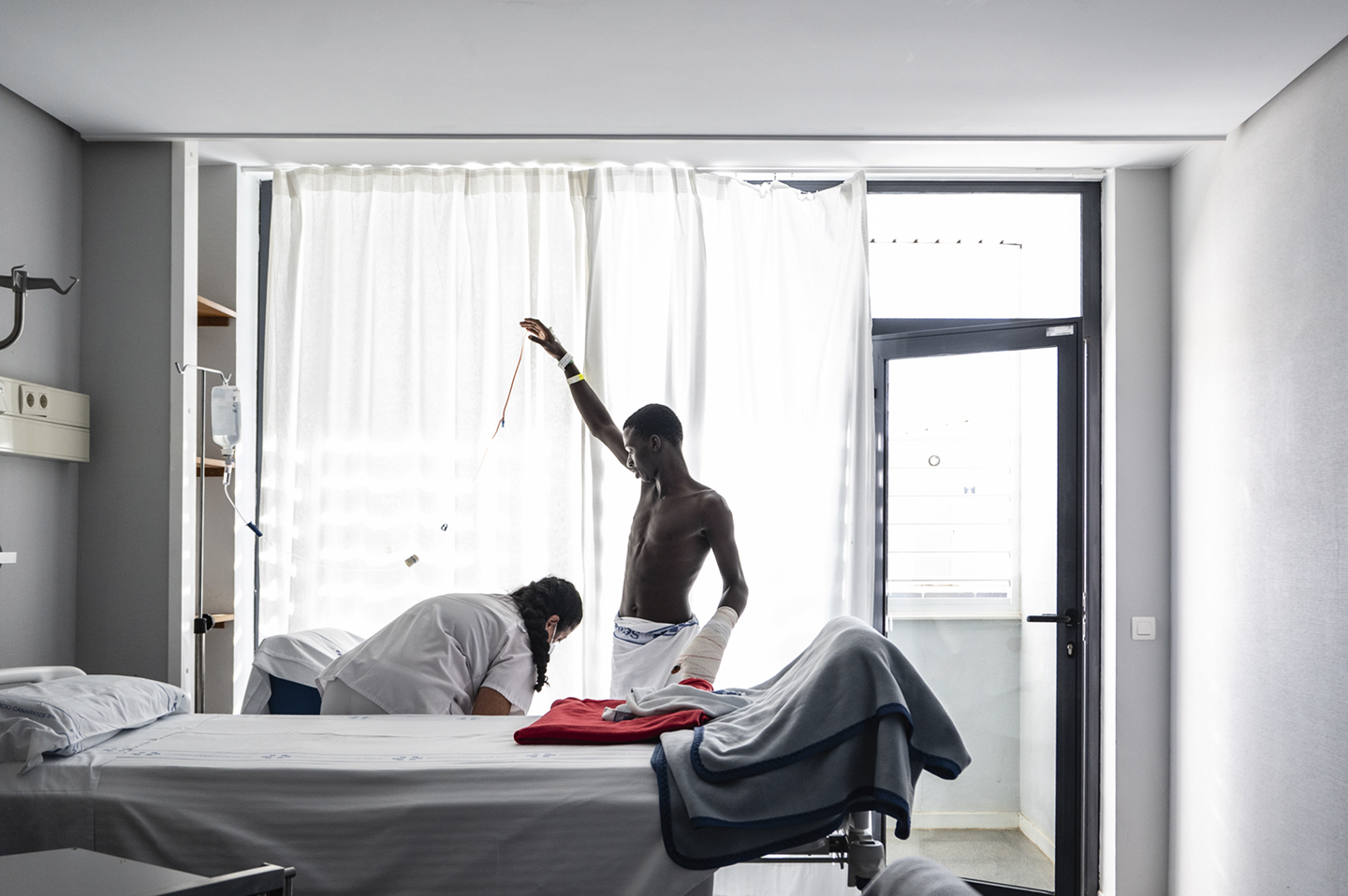 In het enige ziekenhuis van El Hierro, Nuestra Señora de los Reyes in Valverde, wordt een man uit Mauritanië behandeld voor verwondingen die hij opliep tijdens de lange boottocht vanuit Nouadhibou.