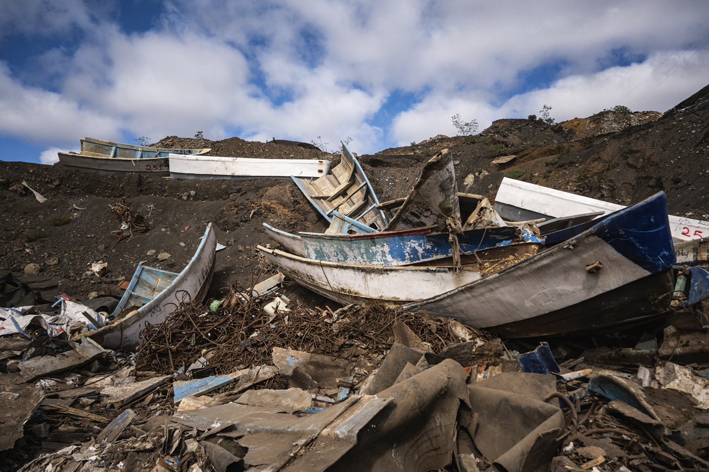 In La Restinga, op El Hierro, liggen op het terrein van het bedrijf Condaca Canarias SL een aantal migrantenboten uit Afrika opgestapeld, klaar om te worden vernietigd.