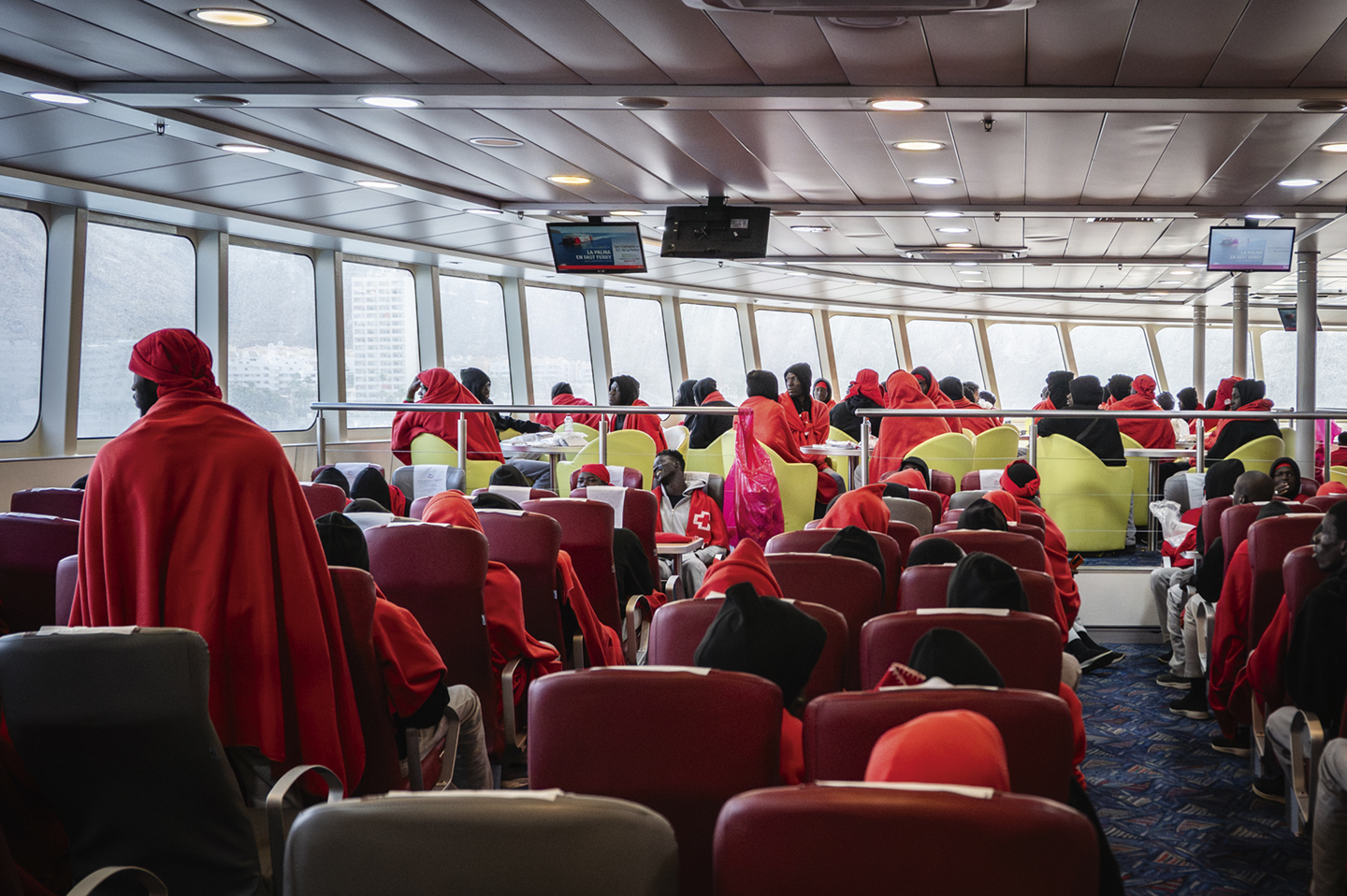 Een veerboot brengt vluchtelingen vanaf het eiland El Hierro (Canarische Eilanden, Spanje) naar een opvangcentrum in het noorden van Tenerife.