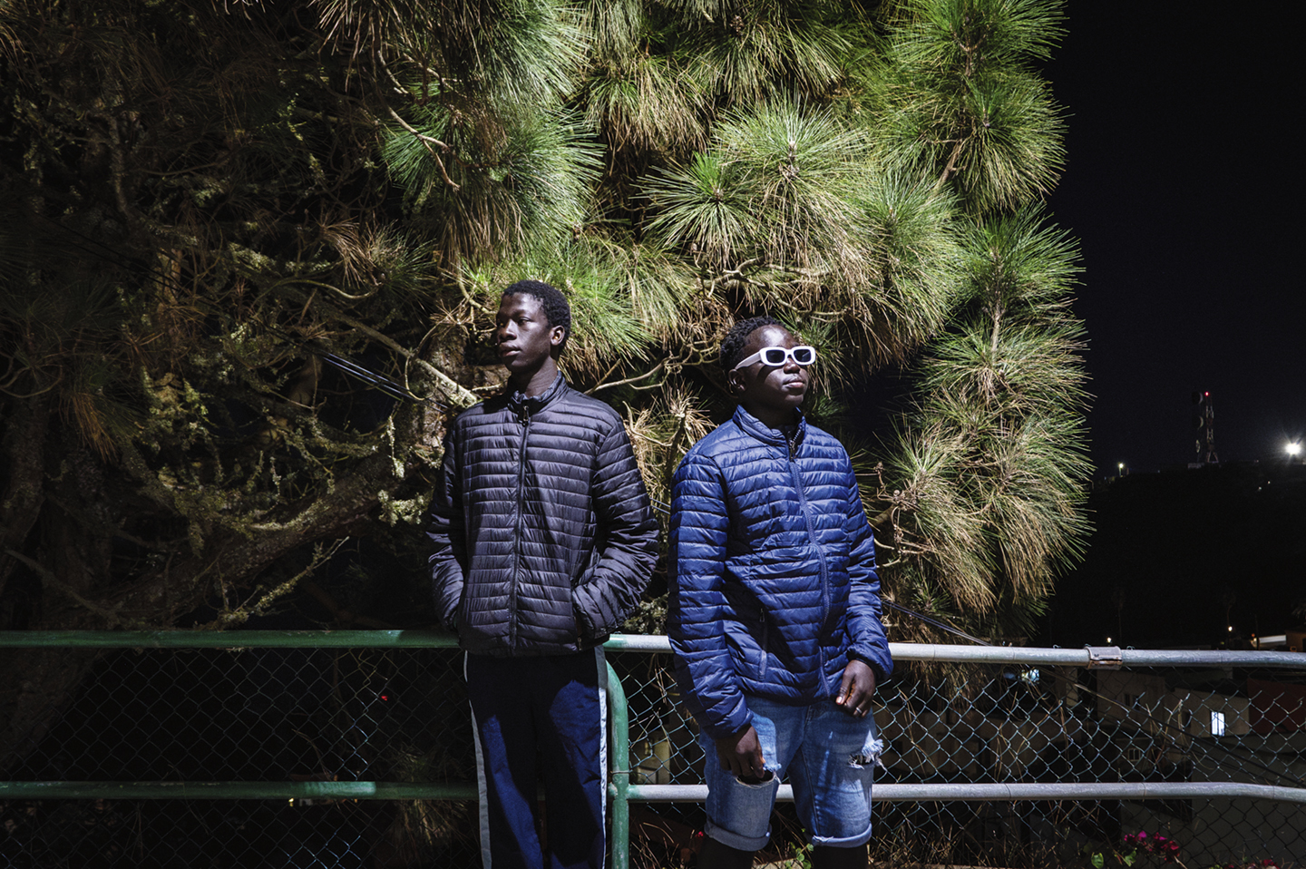 Mustafa Ndiaye (rechts) en zijn vriend Karim, beiden 16 jaar oud, uit Senegal. Ze verblijven al ongeveer drie maanden in het jeugdopvangcentrum van Valverde.
