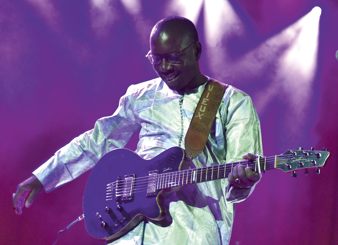 De ‘Jimi Hendrix van de Sahara’ reist de wereld rond met zijn desert blues.