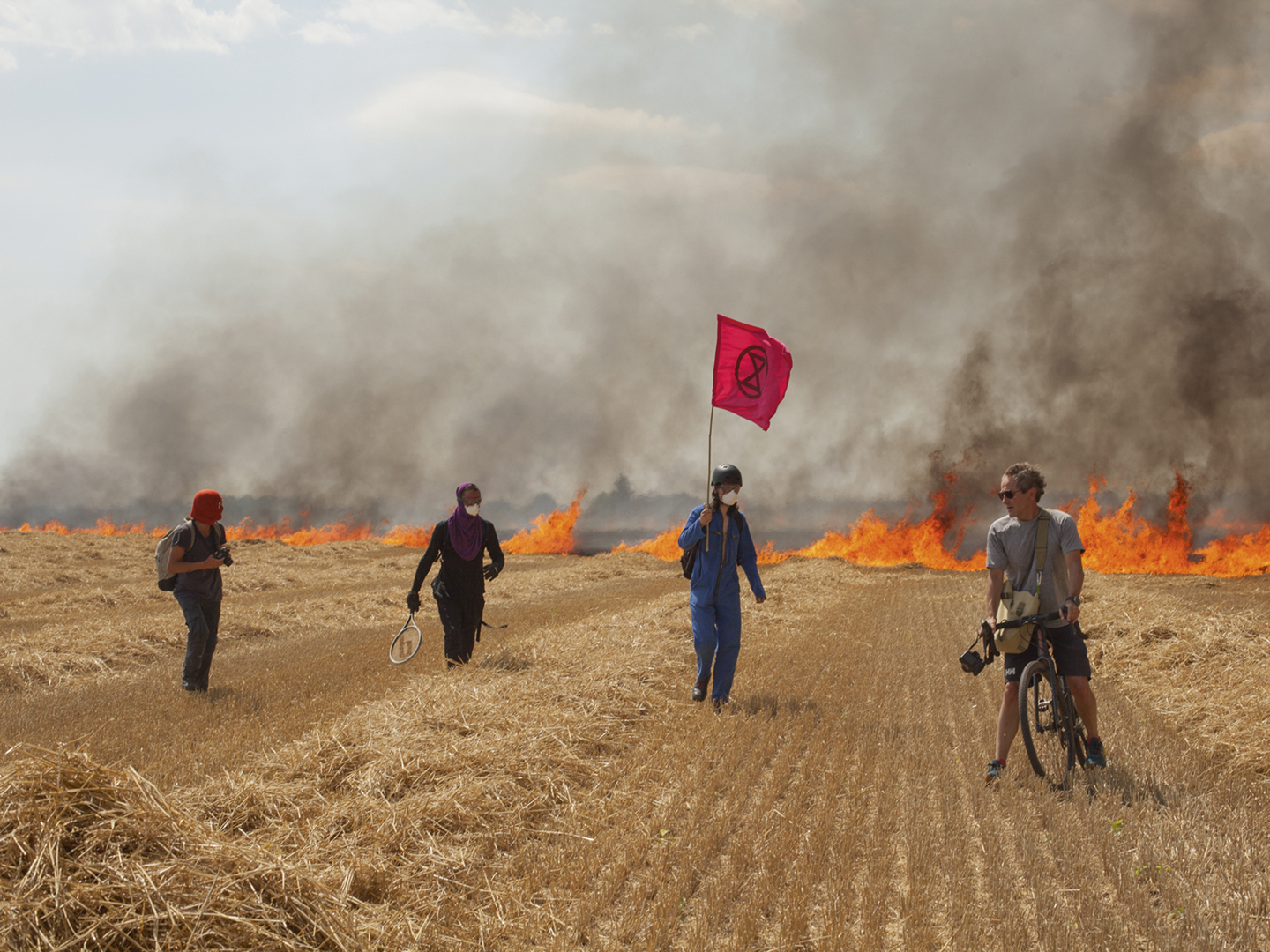 Tijdens de schermutselingen bij Pré Sec vloog een hooiveld in brand door de politie.