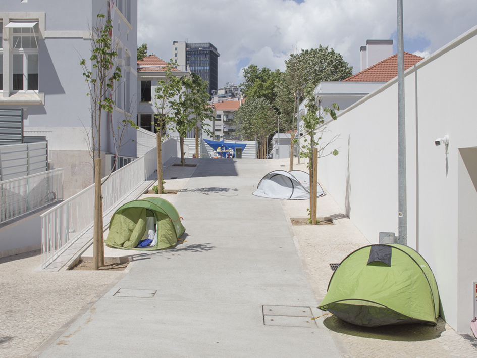 Studenten en activisten bezetten de middelbare school Camões in Lissabon, uit protest tegen het overheidsbeleid ten aanzien van fossiele brandstoffen.