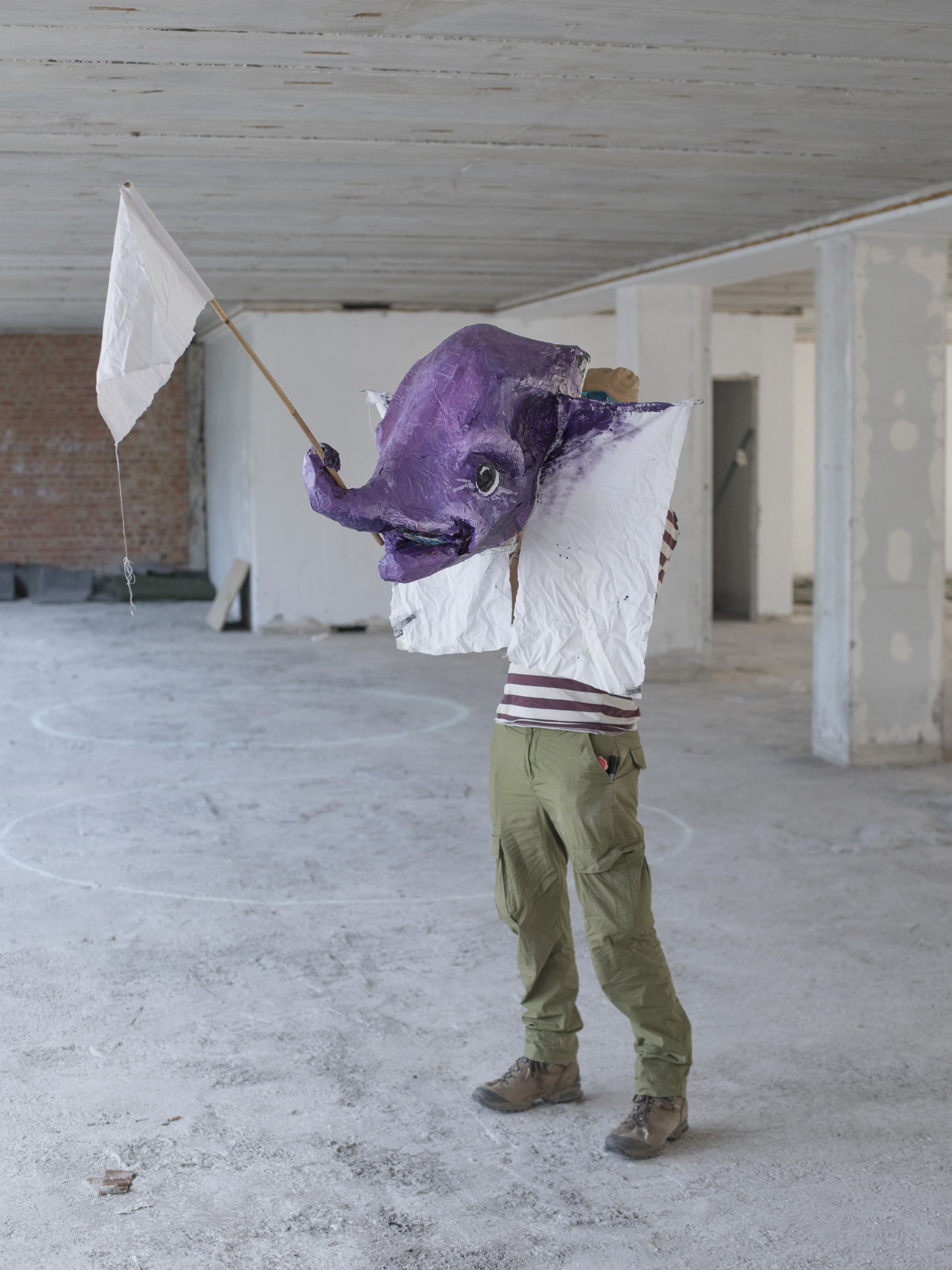 Ravi, een activist van de Belgische actiegroep Code Rouge, tijdens een training voor geweldloos actievoeren in een wolkenkrabber in aanbouw in Brussel.
