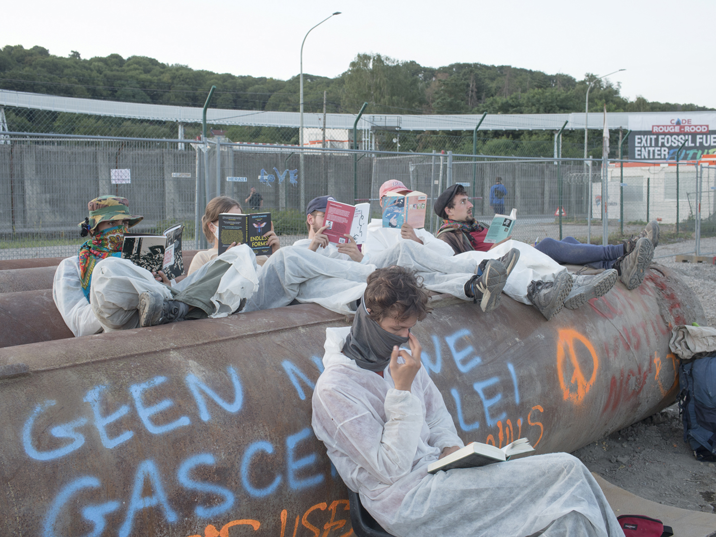 Deze foto en de foto hierboven: activisten van Code Rouge lezen een boek tijdens een bezetting van de Flémelle gascentrale van Engie, het grootste Franse energiebedrijf.