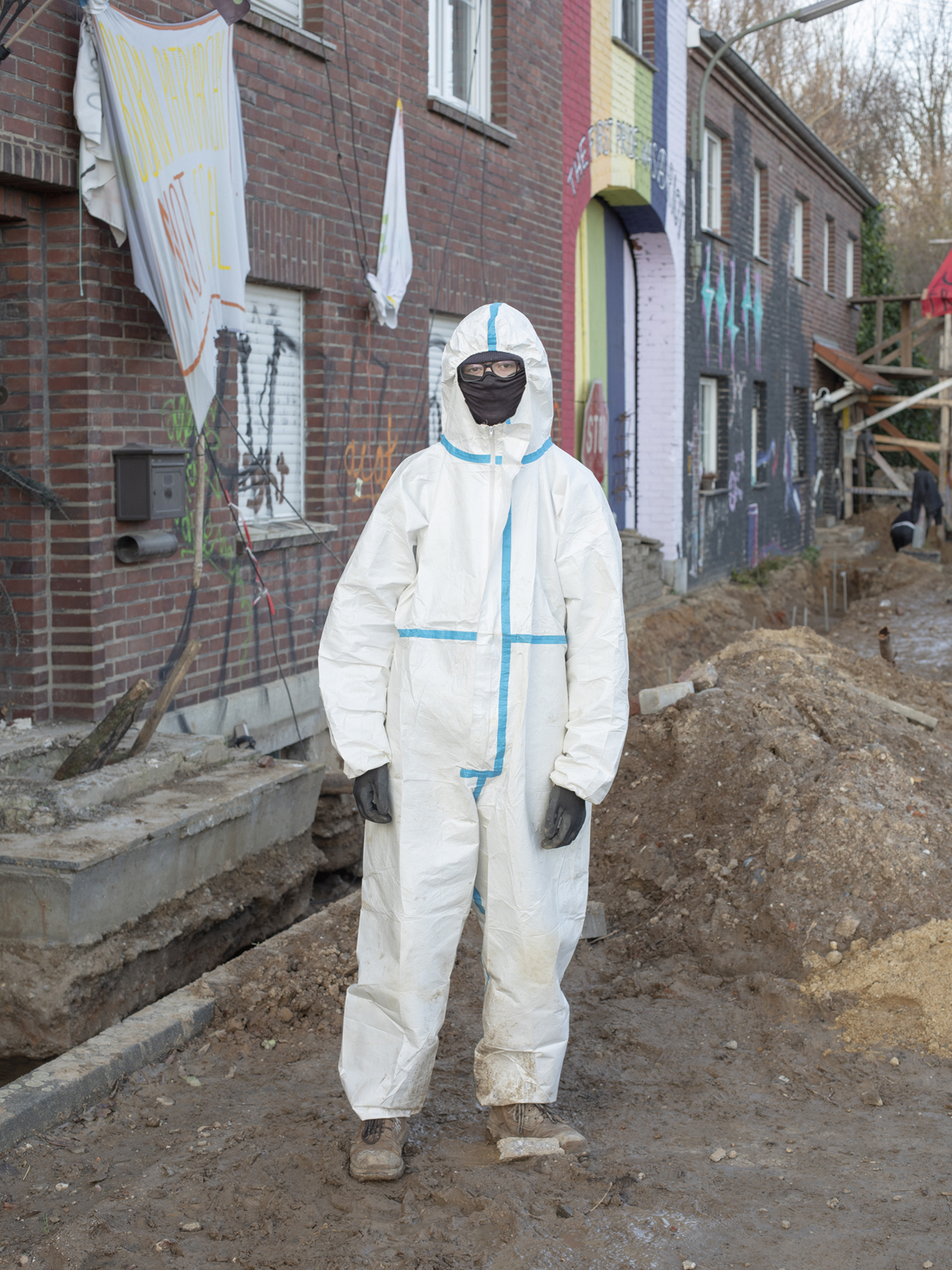 Een activist bouwt barricades in het dorp Lützerath, dat ontruimd wordt voor de uitbreiding van de Garzweiler bruinkoolmijn van de Duitse energiemaatschappij RWE.