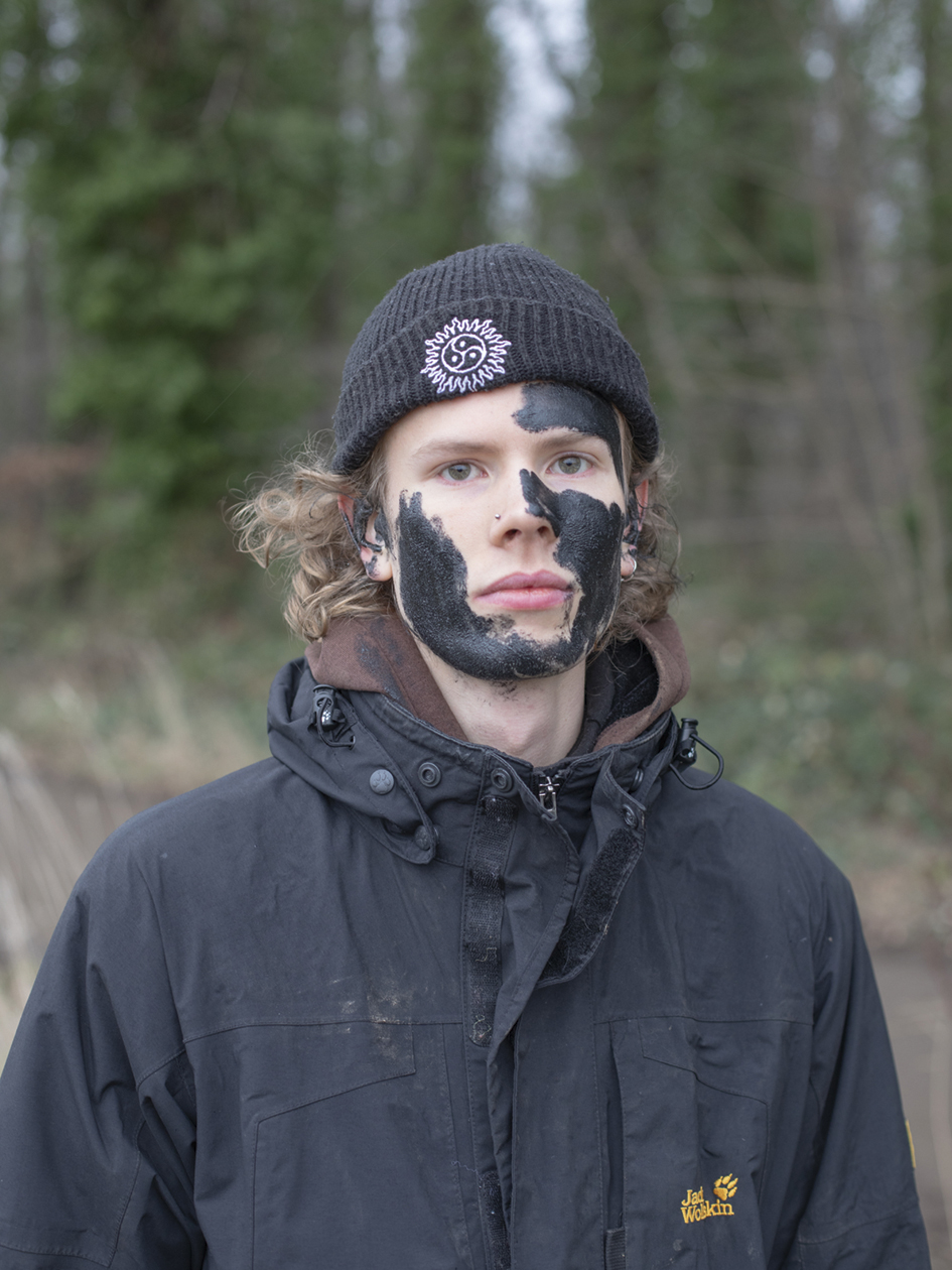 Een jonge activiste in Unser Aller Camp bij Keyenburg, het kamp waar alle activisten en hun supporters zich verzamelen.