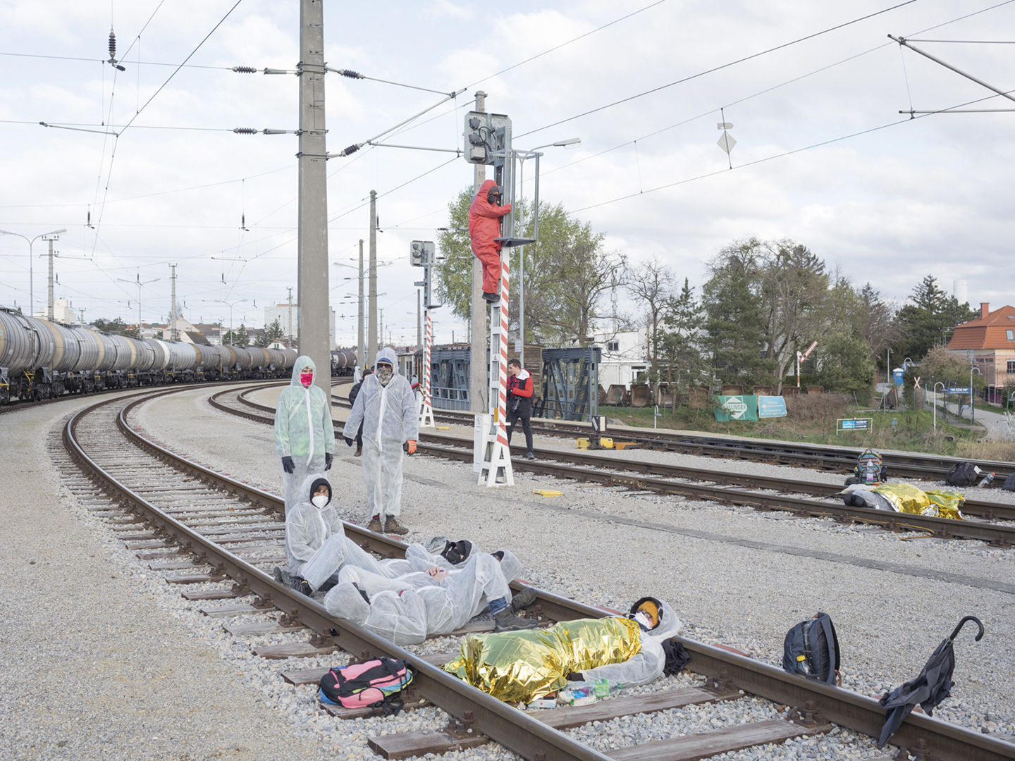 Jonge milieuactivisten bezetten het treinemplacement van de Oostenrijkse energiemaatschappij OVM in Wenen.