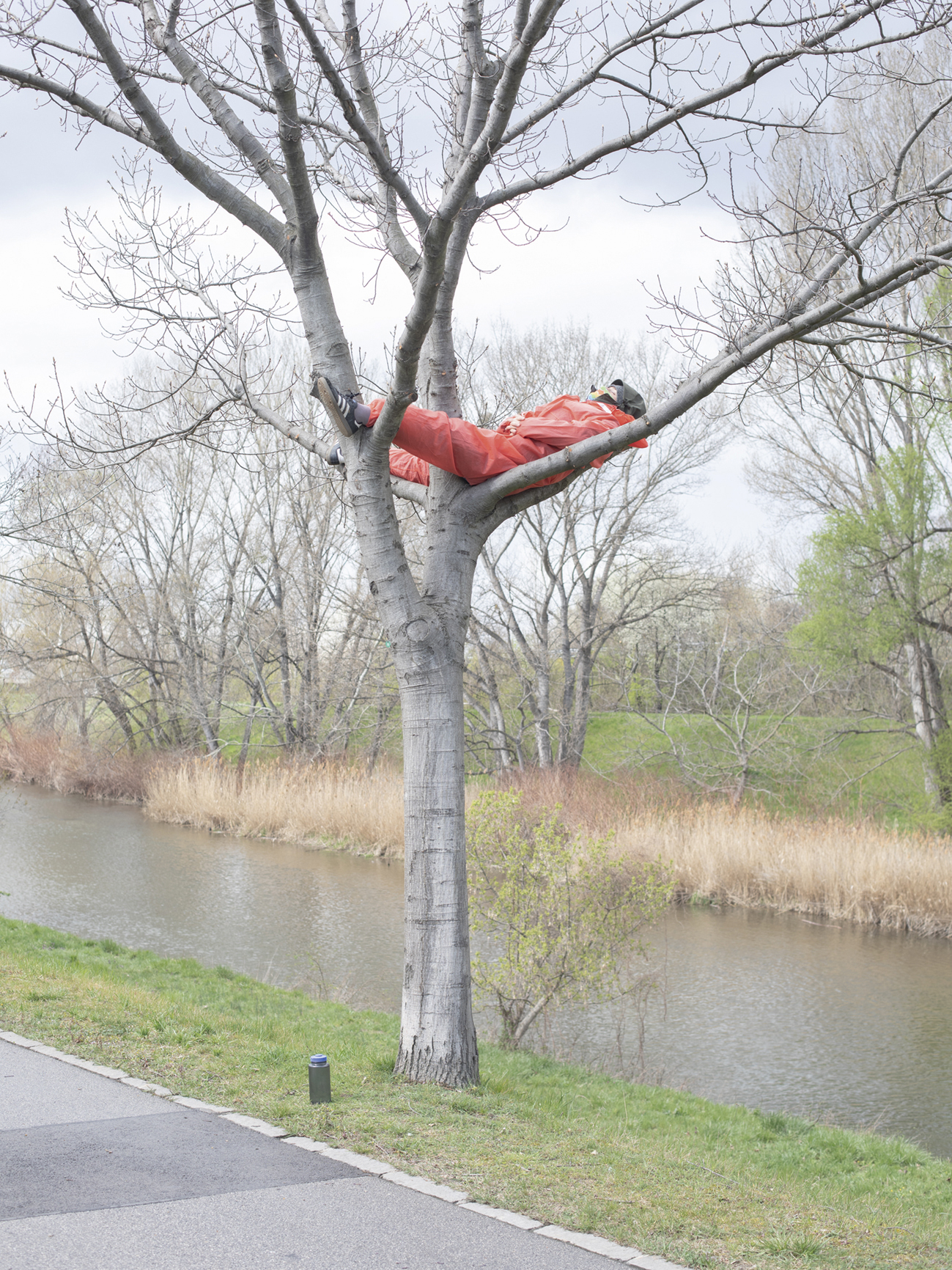 Wenen - Een jonge milieuactivist rust uit na een protestactie tegen OVM.