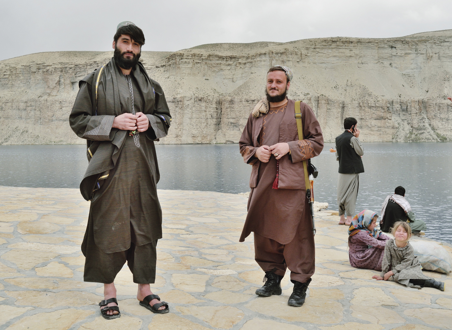 Twee Taliban-strijders brengen hun vrije dag door in Nationaal Park Band-e-Amir, net als veel gewone burgers.