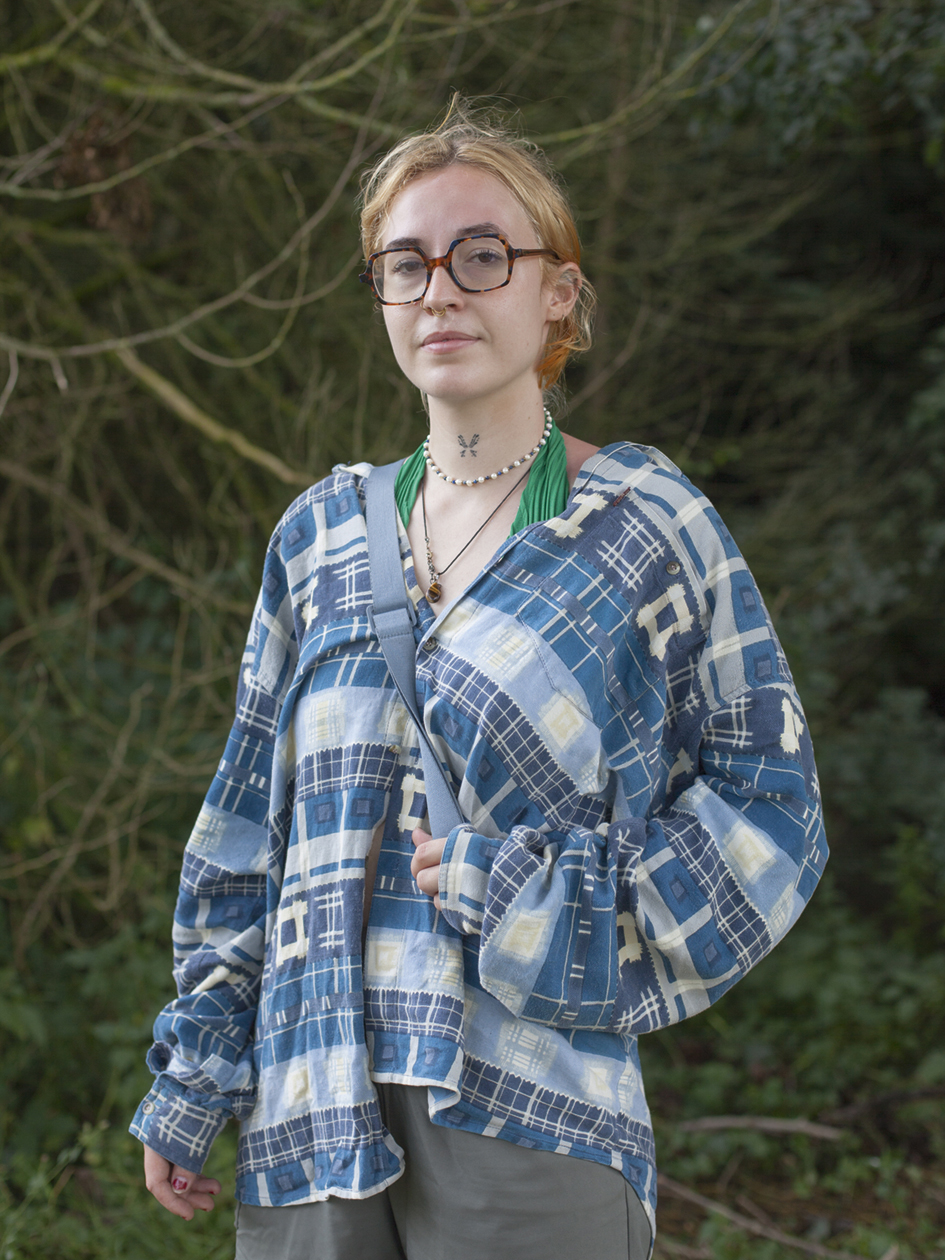 Een activiste in het zogeheten Village de l’eau (Dorp van het water) in Melle, Poitiers, waar de groep Les Soulèvements de la Terre (Opstanden van de Aarde) een bijeenkomst organiseerde voor milieuactivisten.