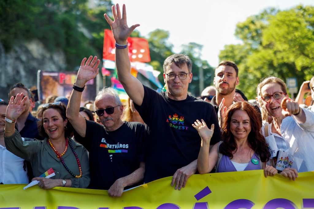 Burgemeester van Budapest Gergely Karacsony (in het midden) tijdens Boedapest Pride in Boedapest, Hongarije 28 juni 2025