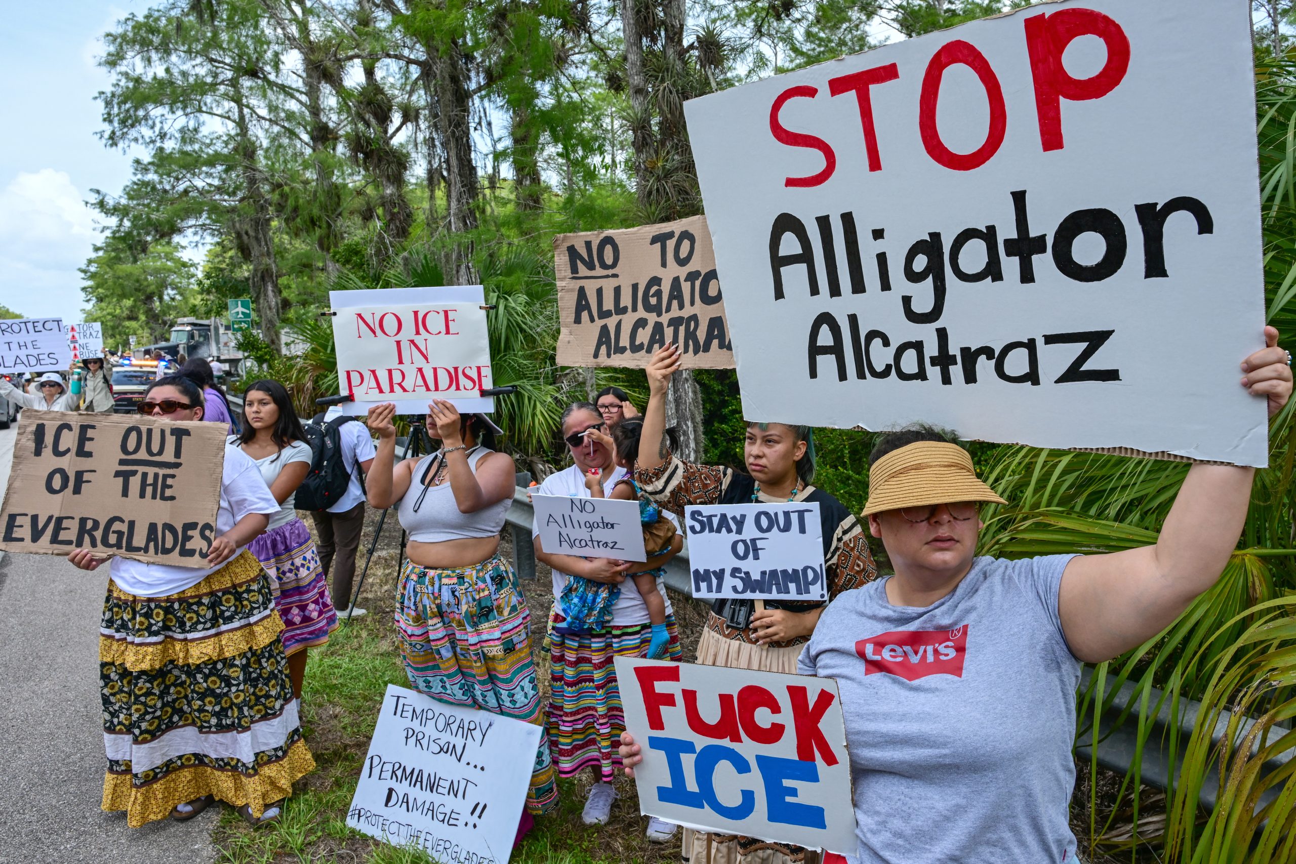 Demonstranten protesteren tegen de bouw van een immigratie-detentiecentrum, met de bijnaam 'Alligator Alcatraz', in het Everglades-moerasgebied in Florida, op 28 juni 2025.