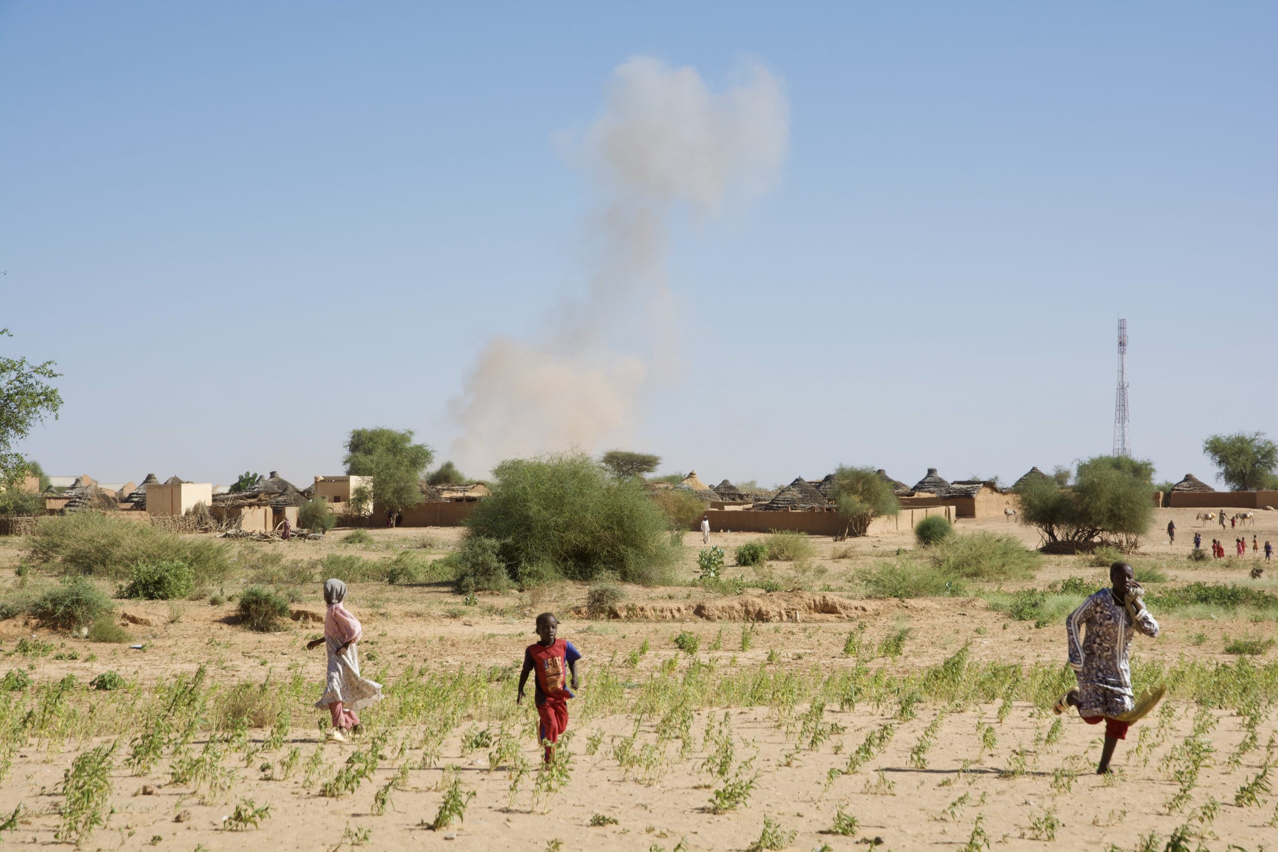 Kinderen op de vlucht voor een droneaanval in Noord-Darfur, Sudan, oktober 2025.