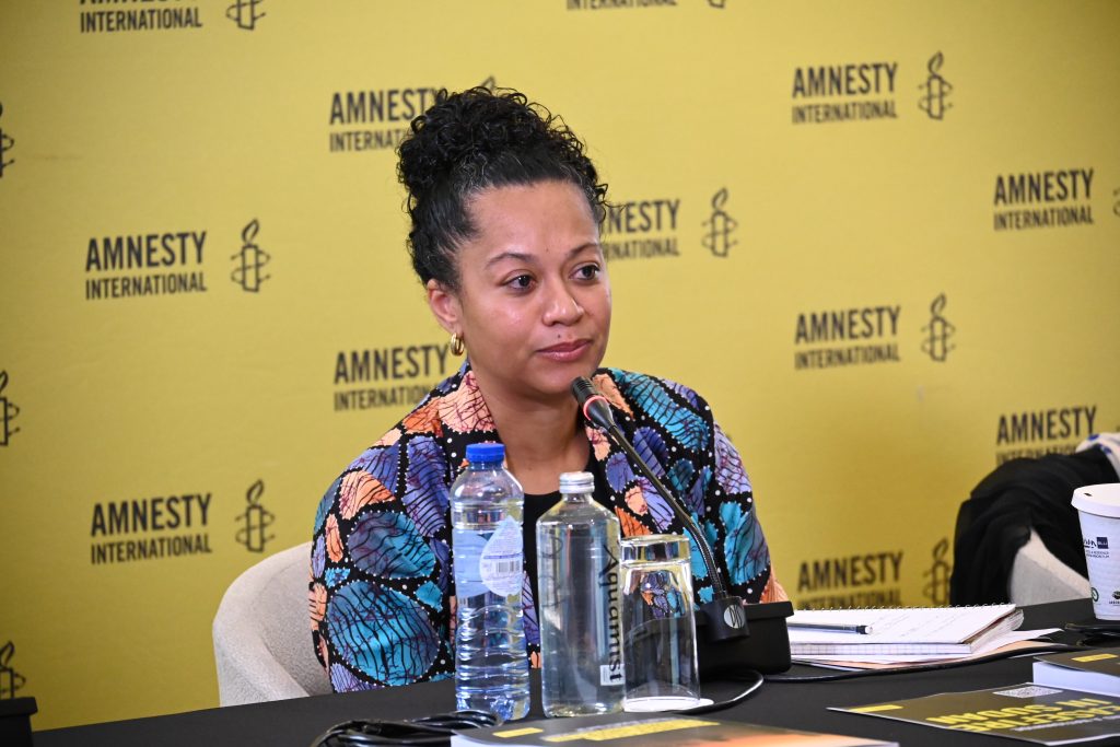 Janine Morna bij de persconferentie over het rapport Sudan: City Under Siege, Children Under Fire: Rapid Support Forces’ Crimes Against Humanity in North Darfur